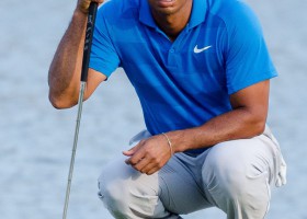 Tiger Woods records lowest score of 2018 but Webb Simpson takes commanding lead